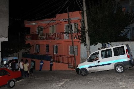 Cinnet Geçiren Şahıs Karısını Öldürdü, İki Kızını Yaraladı