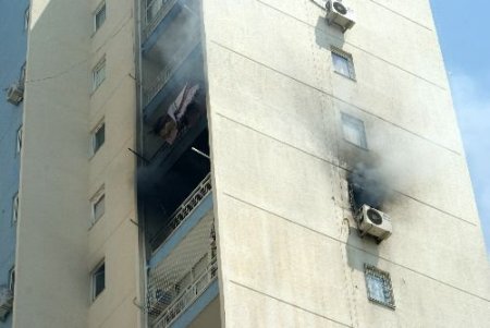 Cinnet Getiren Öğretmen Apartman Dairesini Ateşe Verdi (2)