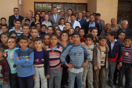 Cinnet Getirip Eşyalarını Sokağa Fırlatan Şahıs Polisi Alarma Geçirdi