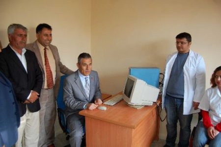 Cinnet Getirip Eşyalarını Sokağa Fırlatan Şahıs Polisi Alarma Geçirdi
