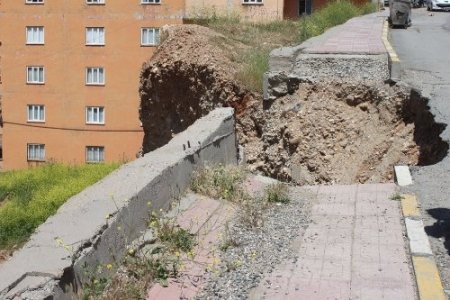 Cizre Devlet Hastanesi'nin 2 ay önce göçen yolu tamir edilmeyi bekliyor