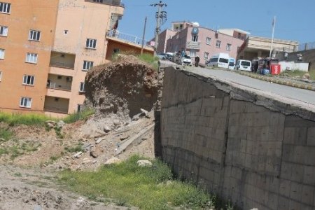 Cizre Devlet Hastanesi'nin 2 ay önce göçen yolu tamir edilmeyi bekliyor