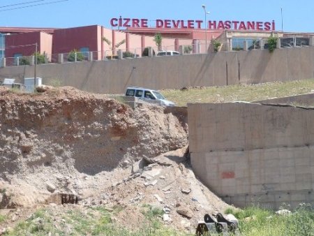 Cizre Devlet Hastanesi'nin 2 ay önce göçen yolu tamir edilmeyi bekliyor