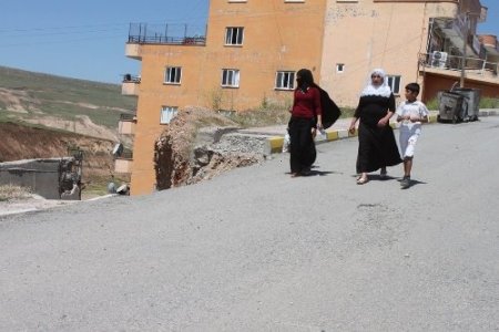 Cizre Devlet Hastanesi'nin 2 ay önce göçen yolu tamir edilmeyi bekliyor