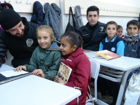 Cizre Emniyet Müdürlüğü, şehit polisinin ismini alan okula yardımda bulundu