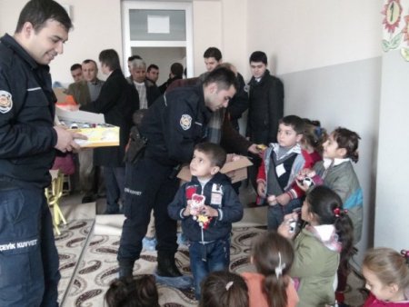Cizre Emniyet Müdürlüğü, şehit polisinin ismini alan okula yardımda bulundu