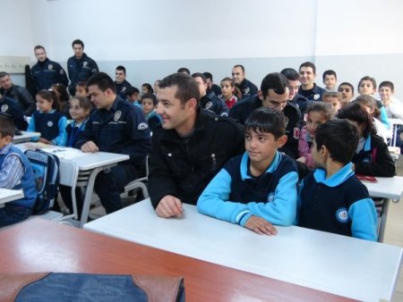 Cizre Emniyet Müdürlüğü, şehit polisinin ismini alan okula yardımda bulundu