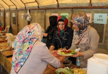 Cizre’de fakir öğrenciler için düzenlenen kermese büyük ilgi