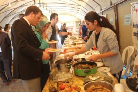 Cizre'de fakir öğrenciler yararına kermes tertiplendi
