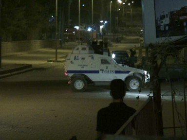 Cizre'de Göstericiler Etrafa Saldırdı