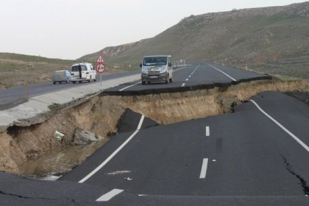 Cizre’de İpekyolu çöktü