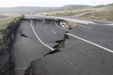 Cizre’de İpekyolu çöktü