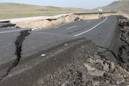 Cizre’de İpekyolu çöktü