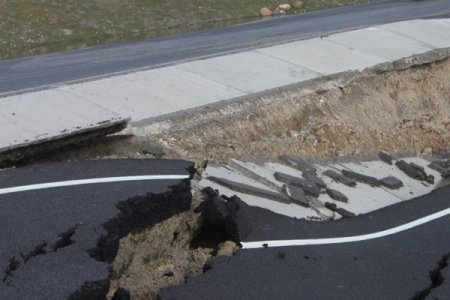 Cizre’de İpekyolu çöktü