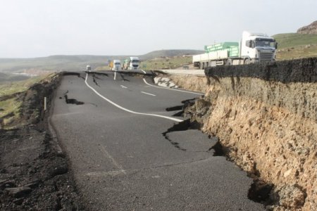 Cizre’de İpekyolu çöktü