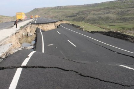 Cizre’de İpekyolu çöktü
