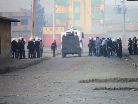 Cizre’de İzinsiz Gösteriye Polis Müdahale Etti (2)
