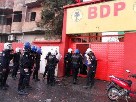 Cizre’de İzinsiz Gösteriye Polis Müdahale Etti