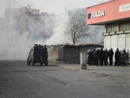 Cizre’de İzinsiz Gösteriye Polis Müdahale Etti