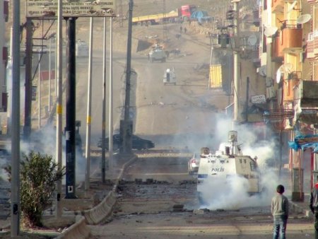 Cizre’de izinsiz gösteriye polis müdahale etti