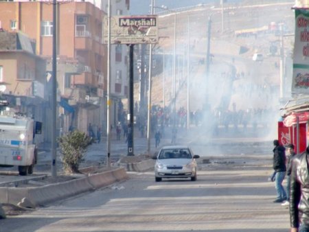 Cizre’de izinsiz gösteriye polis müdahale etti