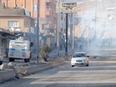 Cizre’de izinsiz gösteriye polis müdahale etti