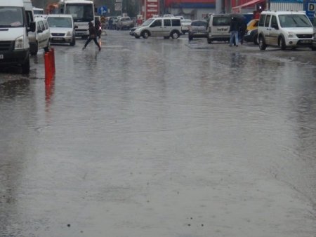 Cizre’de sağanak yağış etkili oldu