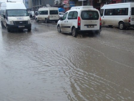 Cizre’de sağanak yağış etkili oldu