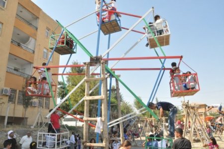 Cizreli Miniklerin Tahta Salıncak Sevinci