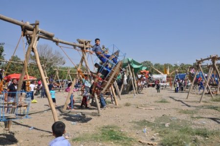 Cizreli Miniklerin Tahta Salıncak Sevinci