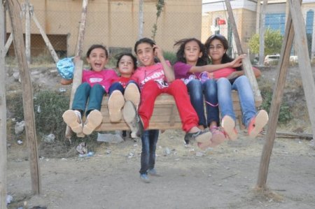 Cizreli Miniklerin Tahta Salıncak Sevinci