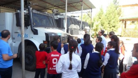 Cizreli öğrencilerden polise ziyaret
