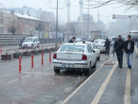 Cizre’ye yılın ilk karı düştü