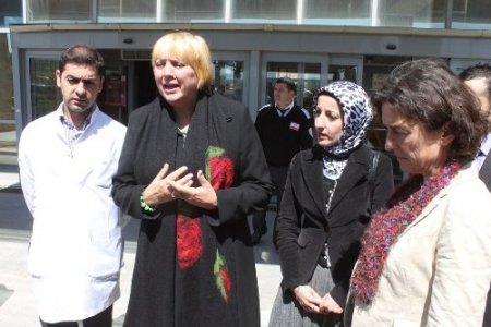 Claudia Roth yaralı polisi hastanede ziyaret etti