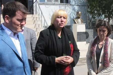 Claudia Roth yaralı polisi hastanede ziyaret etti