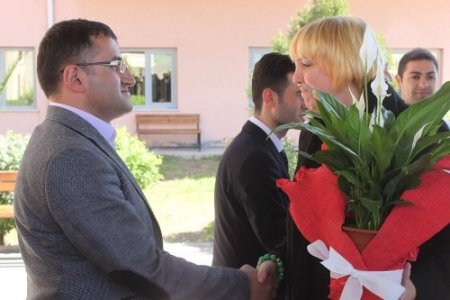 Claudia Roth yaralı polisi hastanede ziyaret etti