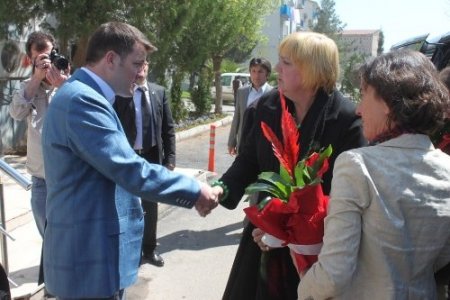 Claudia Roth yaralı polisi hastanede ziyaret etti
