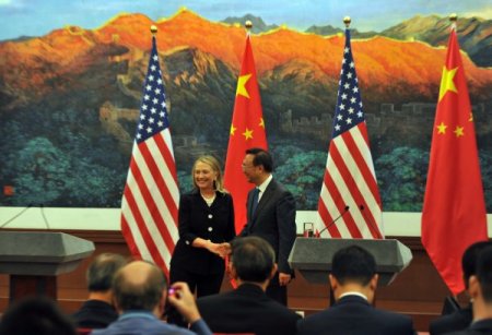 Clinton’ın 24 saatlik kritik Çin ziyareti başladı