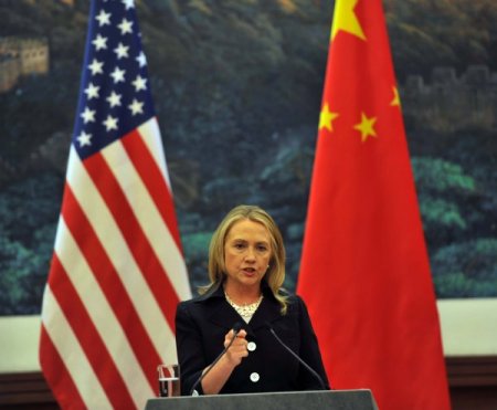 Clinton’ın 24 saatlik kritik Çin ziyareti başladı