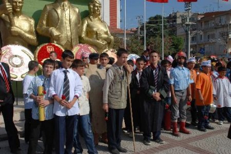 Çoban Kıyafetli Öğrenci Turgutlu'daki Törenlerde İlgi Odağı Oldu