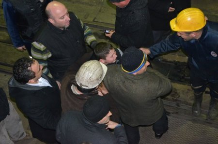 Çocuğun ocakta mahsur kalan babasına kavuşma anı yürekleri dağladı