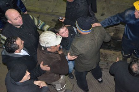 Çocuğun ocakta mahsur kalan babasına kavuşma anı yürekleri dağladı