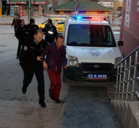 Çocuğuna bağıran kişiyi bıçakla yaraladı