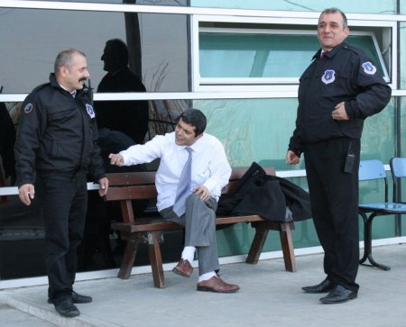 Çocuğunu göremeyen alkollü baba sağlık personeline zor anlar yaşattı