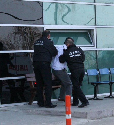 Çocuğunu göremeyen alkollü baba sağlık personeline zor anlar yaşattı