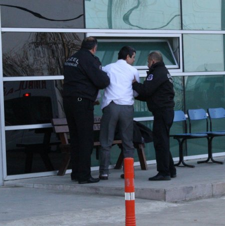 Çocuğunu göremeyen alkollü baba sağlık personeline zor anlar yaşattı