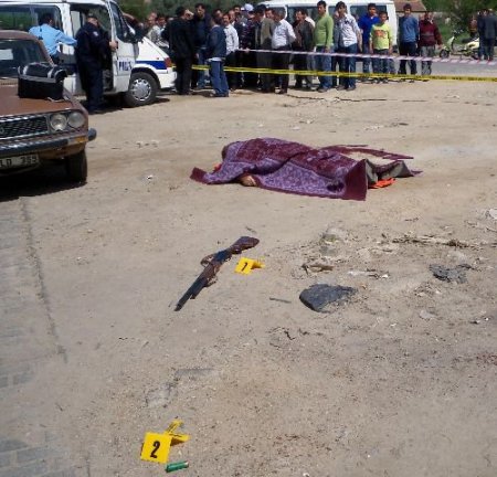 Çocuğunu Vermemek İçin Boşandığı Eşiyle Beraber Üç Kişiyi Öldürdü