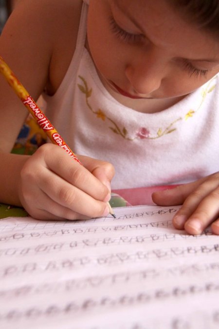 Çocuğunuza ev ödevini zorlayarak değil, eğlendirerek yaptırın