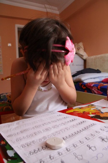 Çocuğunuza ev ödevini zorlayarak değil, eğlendirerek yaptırın