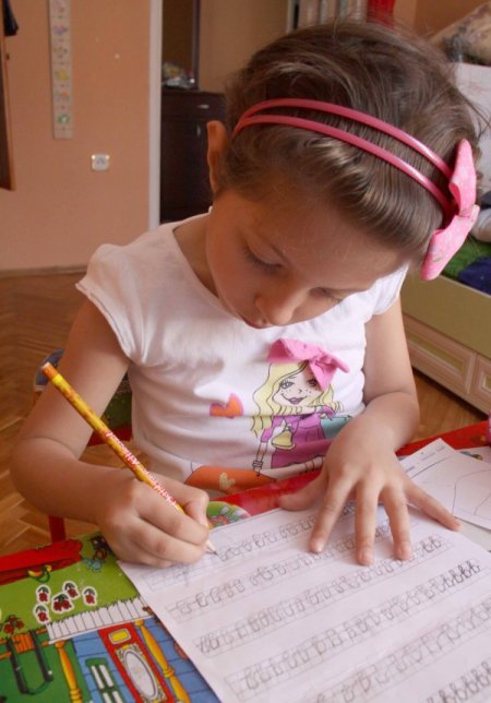 Çocuğunuza ev ödevini zorlayarak değil, eğlendirerek yaptırın